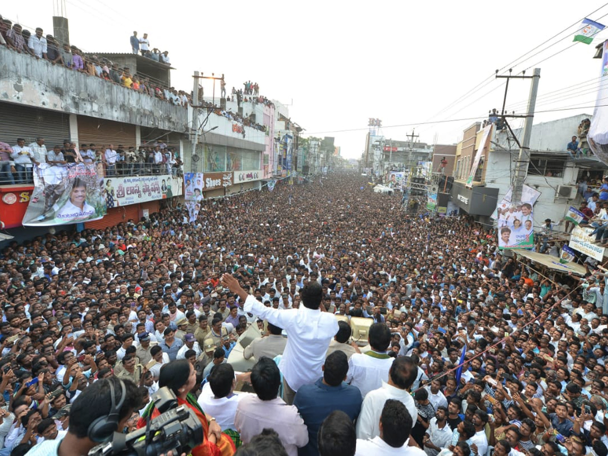 YS Jagan PrajaSankalpaYatra public meeting Srikakulam District photo gallery - Sakshi8