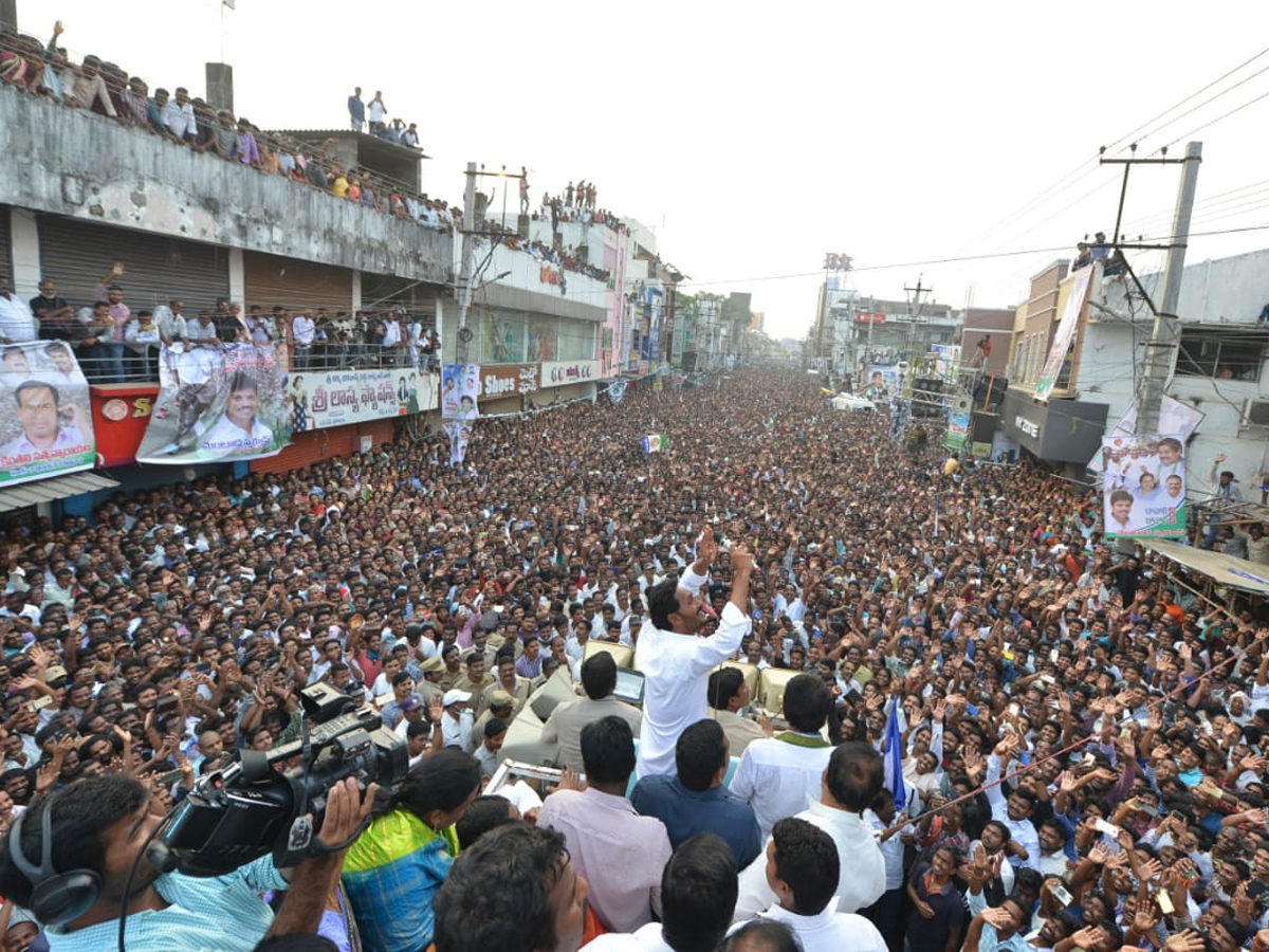 YS Jagan PrajaSankalpaYatra public meeting Srikakulam District photo gallery - Sakshi9