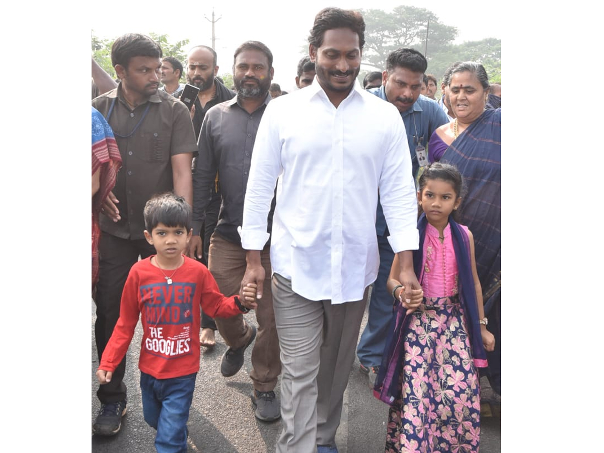 YS Jagan PrajaSankalpaYatra Day 317th Photo Gallery - Sakshi17