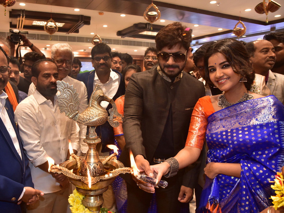 Anupama Parameswaran and Kaushal Subhamasthu Shopping Mall At Vijayawada - Sakshi2