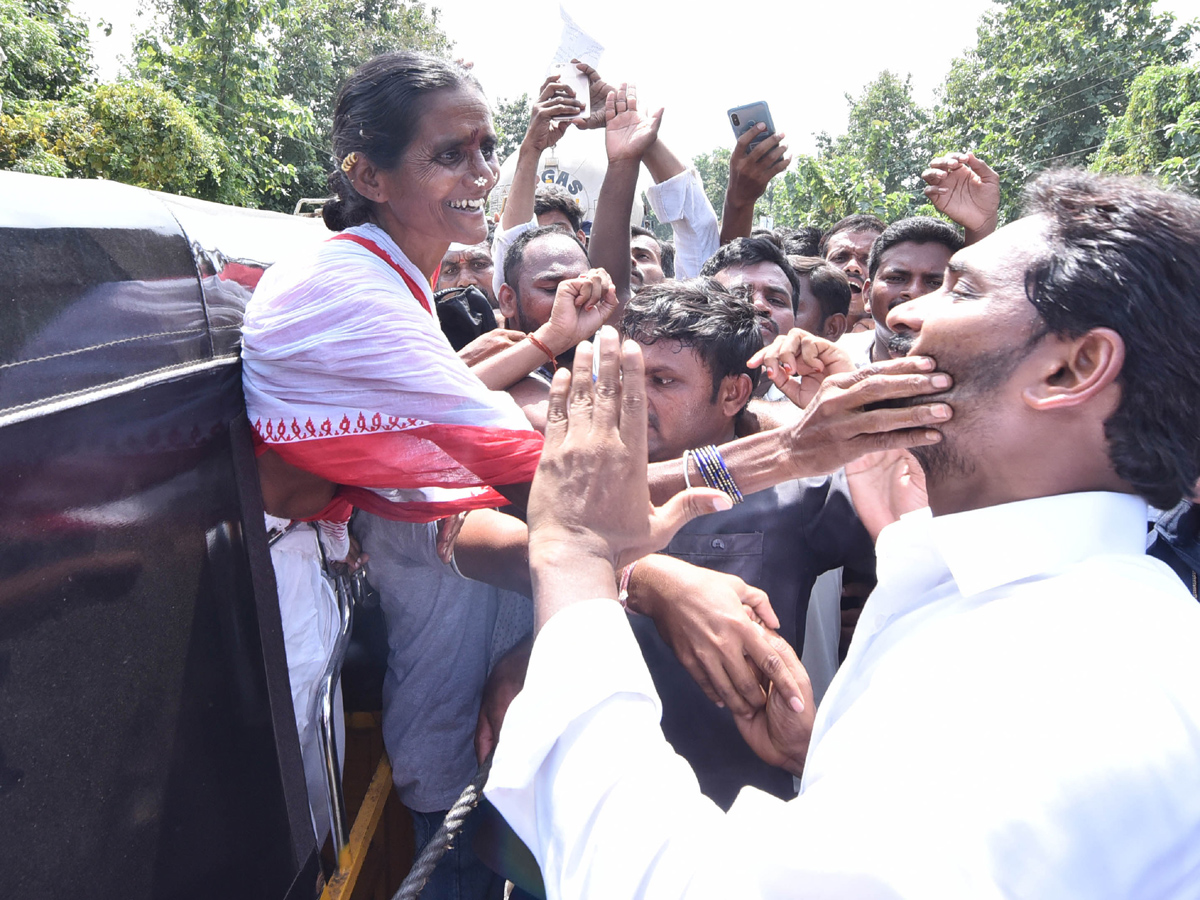 YS Jagan Mohan Reddy Emotional Photos In Praja Sankalpa Yatra - Sakshi10