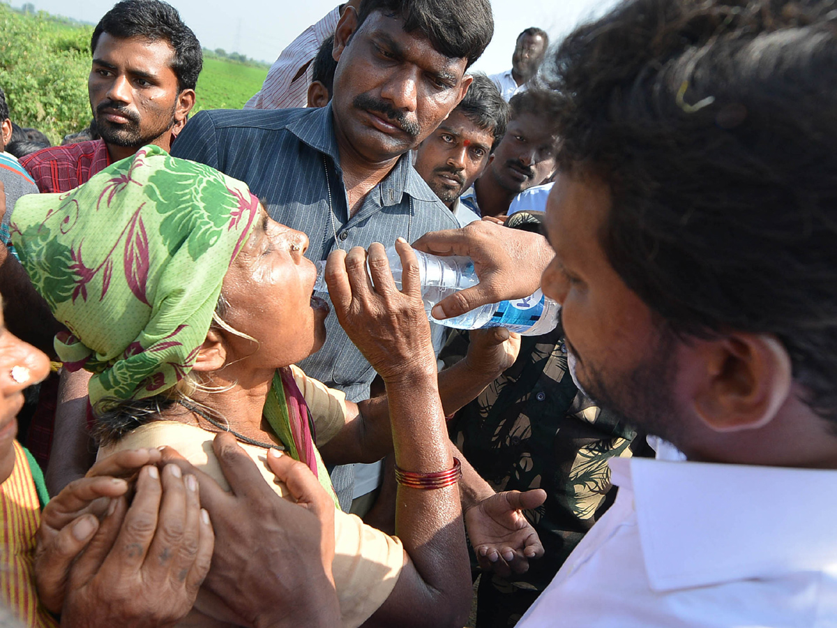 YS Jagan Mohan Reddy Emotional Photos In Praja Sankalpa Yatra - Sakshi13