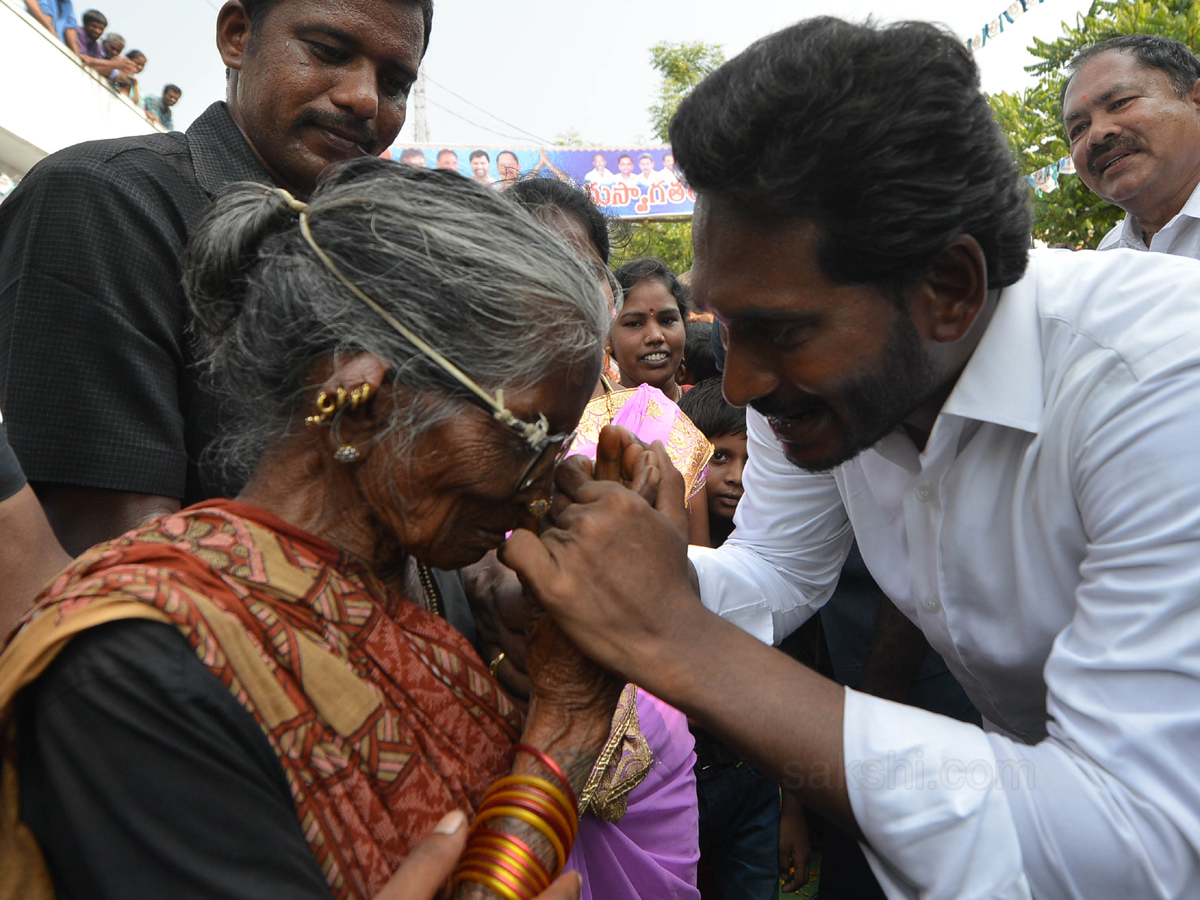 YS Jagan Mohan Reddy Emotional Photos In Praja Sankalpa Yatra - Sakshi14