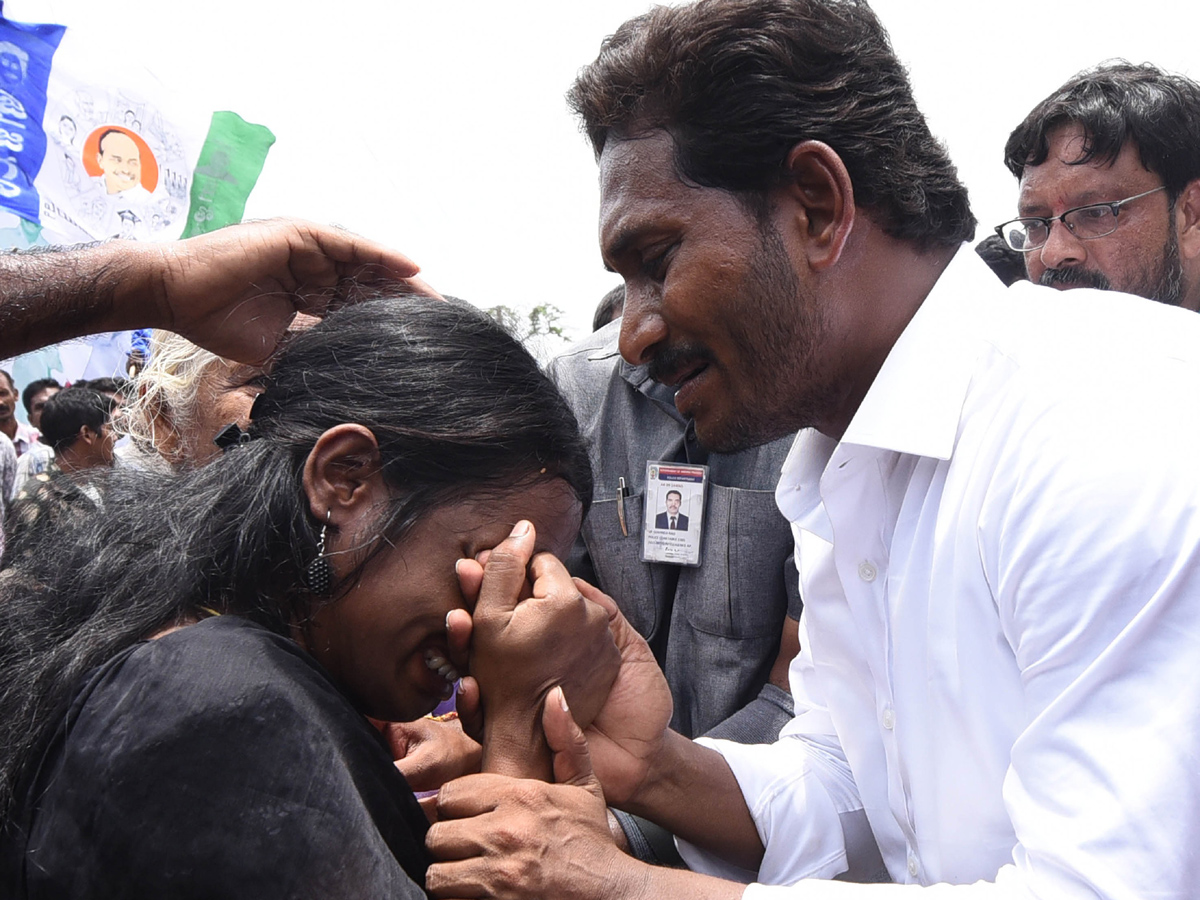 YS Jagan Mohan Reddy Emotional Photos In Praja Sankalpa Yatra - Sakshi16