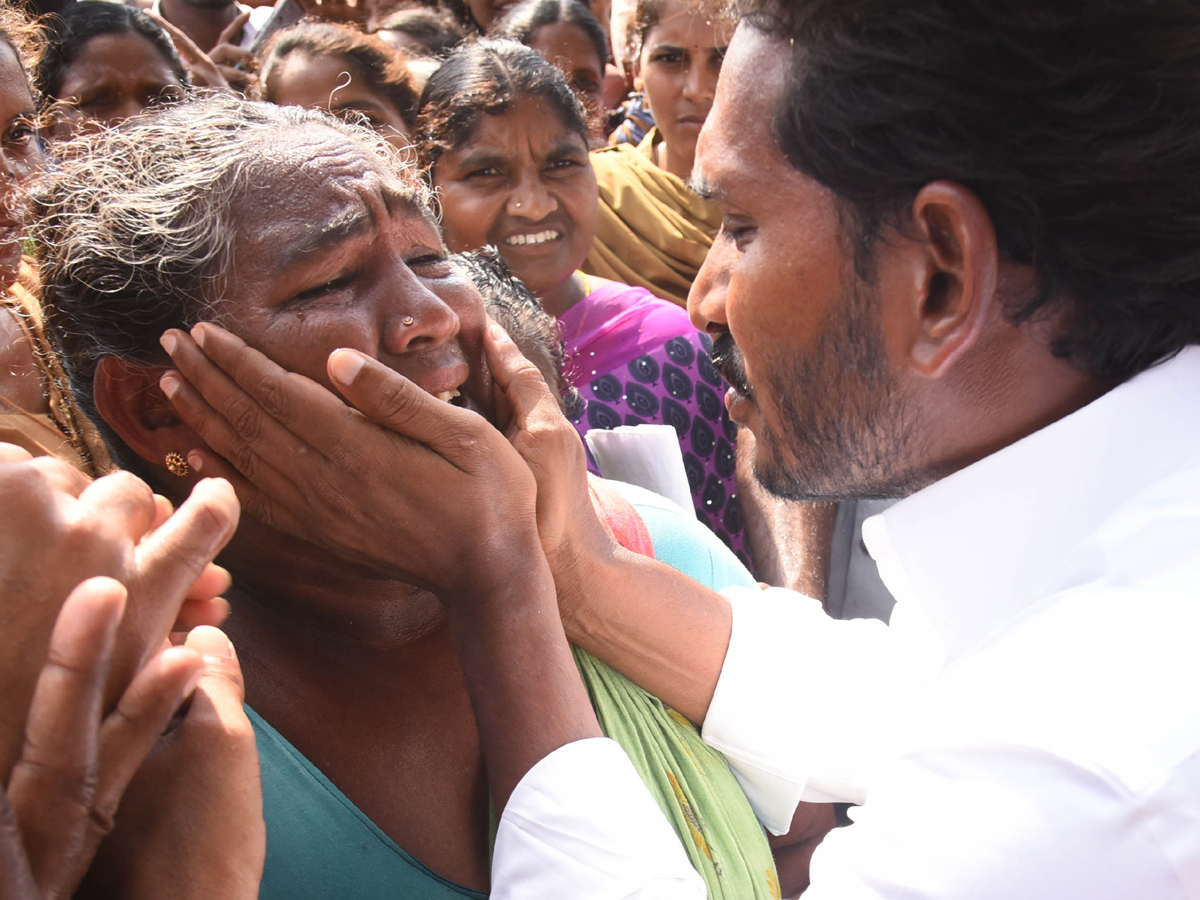 YS Jagan Mohan Reddy Emotional Photos In Praja Sankalpa Yatra - Sakshi17