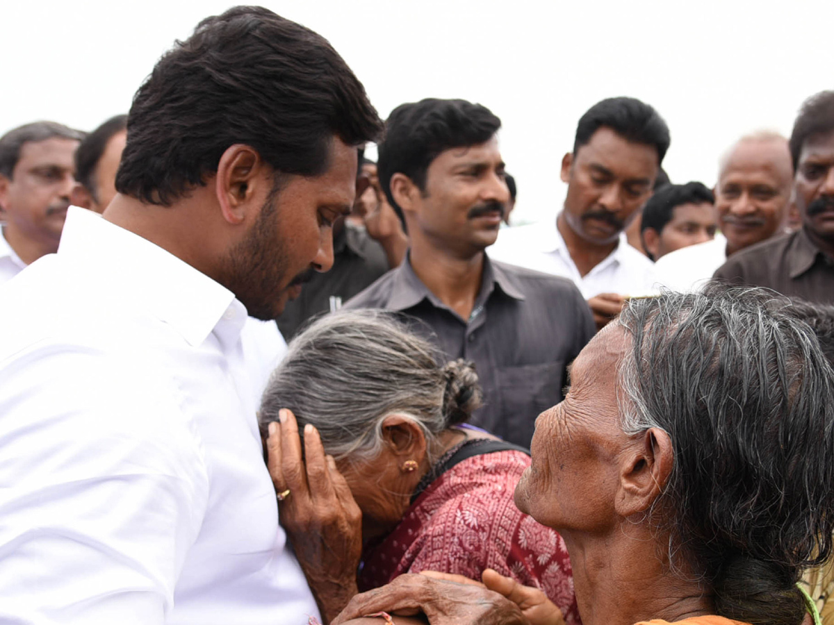 YS Jagan Mohan Reddy Emotional Photos In Praja Sankalpa Yatra - Sakshi18