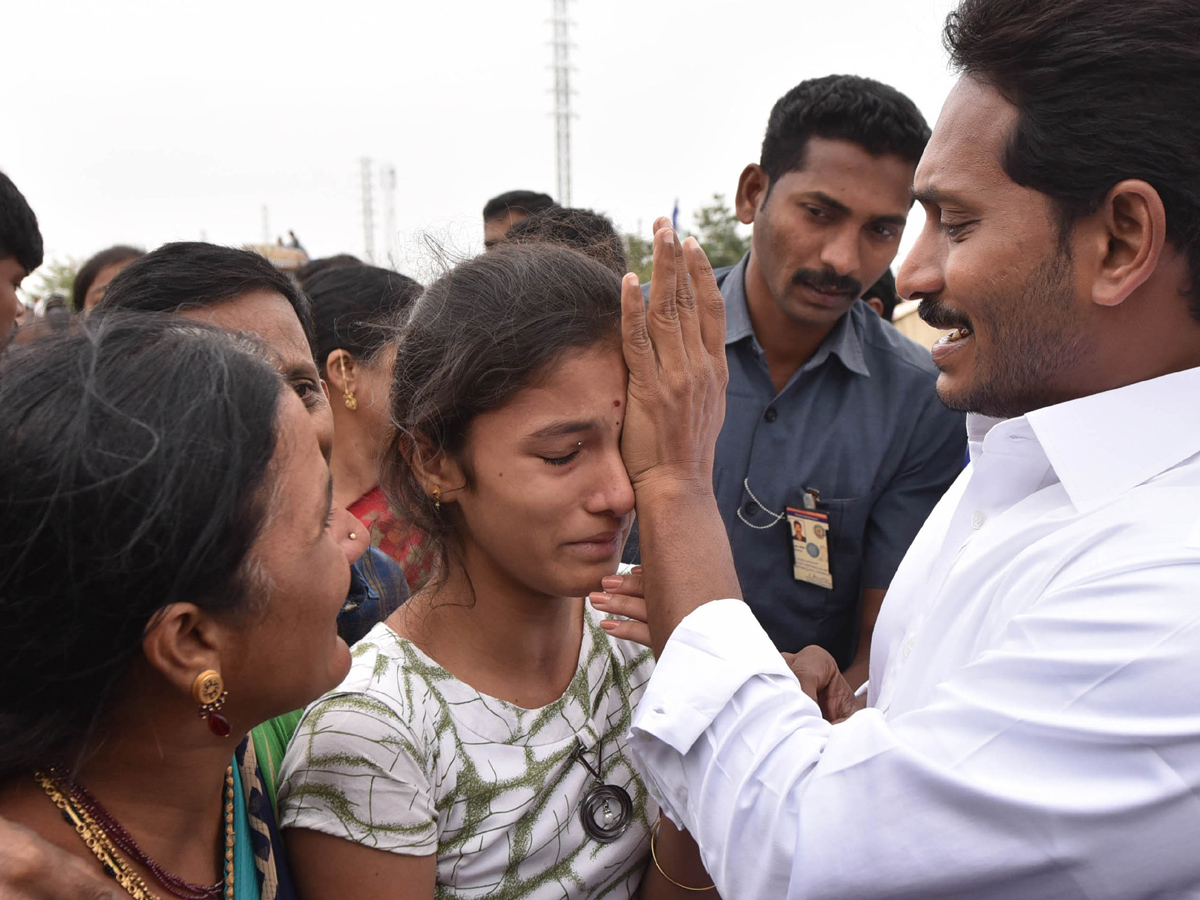 YS Jagan Mohan Reddy Emotional Photos In Praja Sankalpa Yatra - Sakshi9