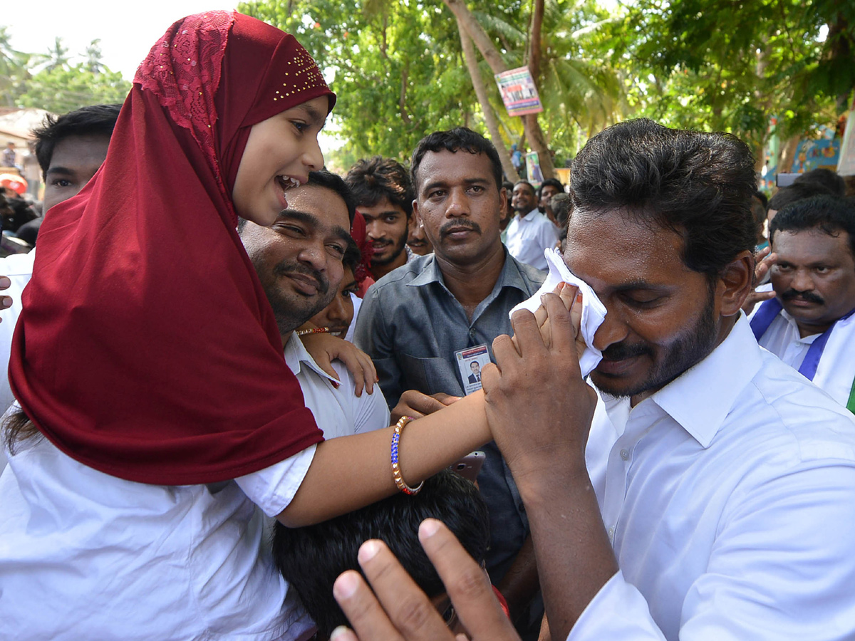 YS Jagan Mohan Reddy Emotional Photos In Praja Sankalpa Yatra - Sakshi21