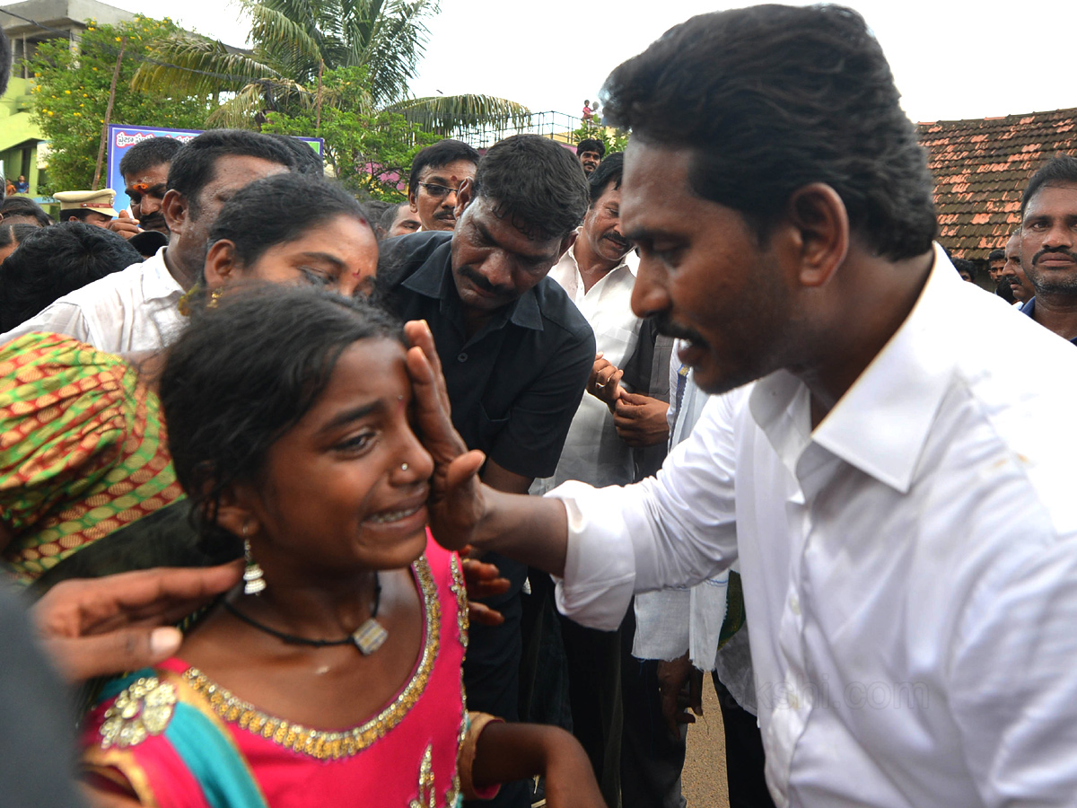 YS Jagan Mohan Reddy Emotional Photos In Praja Sankalpa Yatra - Sakshi22