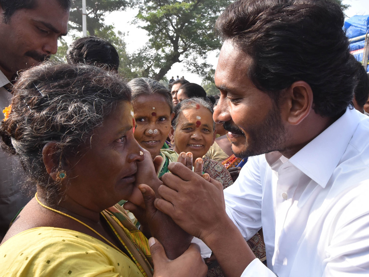 YS Jagan Mohan Reddy Emotional Photos In Praja Sankalpa Yatra - Sakshi2