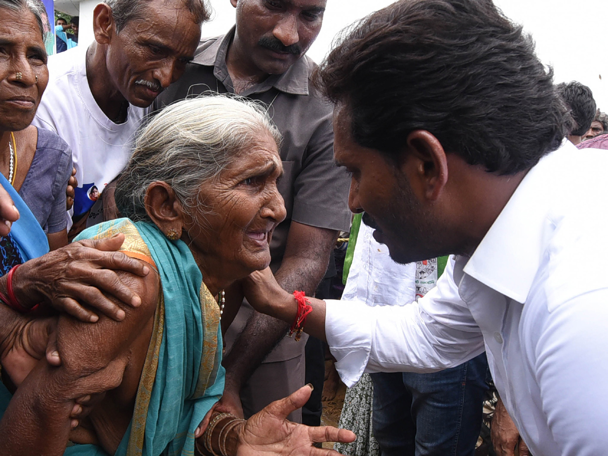 YS Jagan Mohan Reddy Emotional Photos In Praja Sankalpa Yatra - Sakshi4