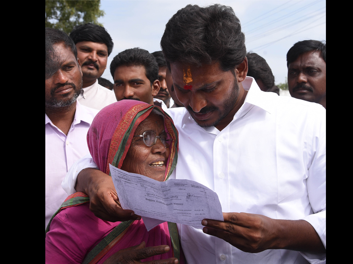 YS Jagan Mohan Reddy Emotional Photos In Praja Sankalpa Yatra - Sakshi5