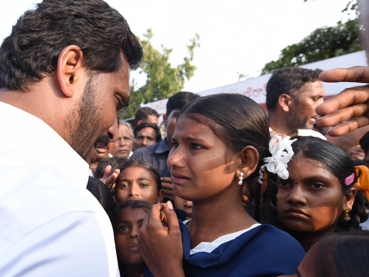 YS Jagan Mohan Reddy Emotional Photos In Praja Sankalpa Yatra - Sakshi6