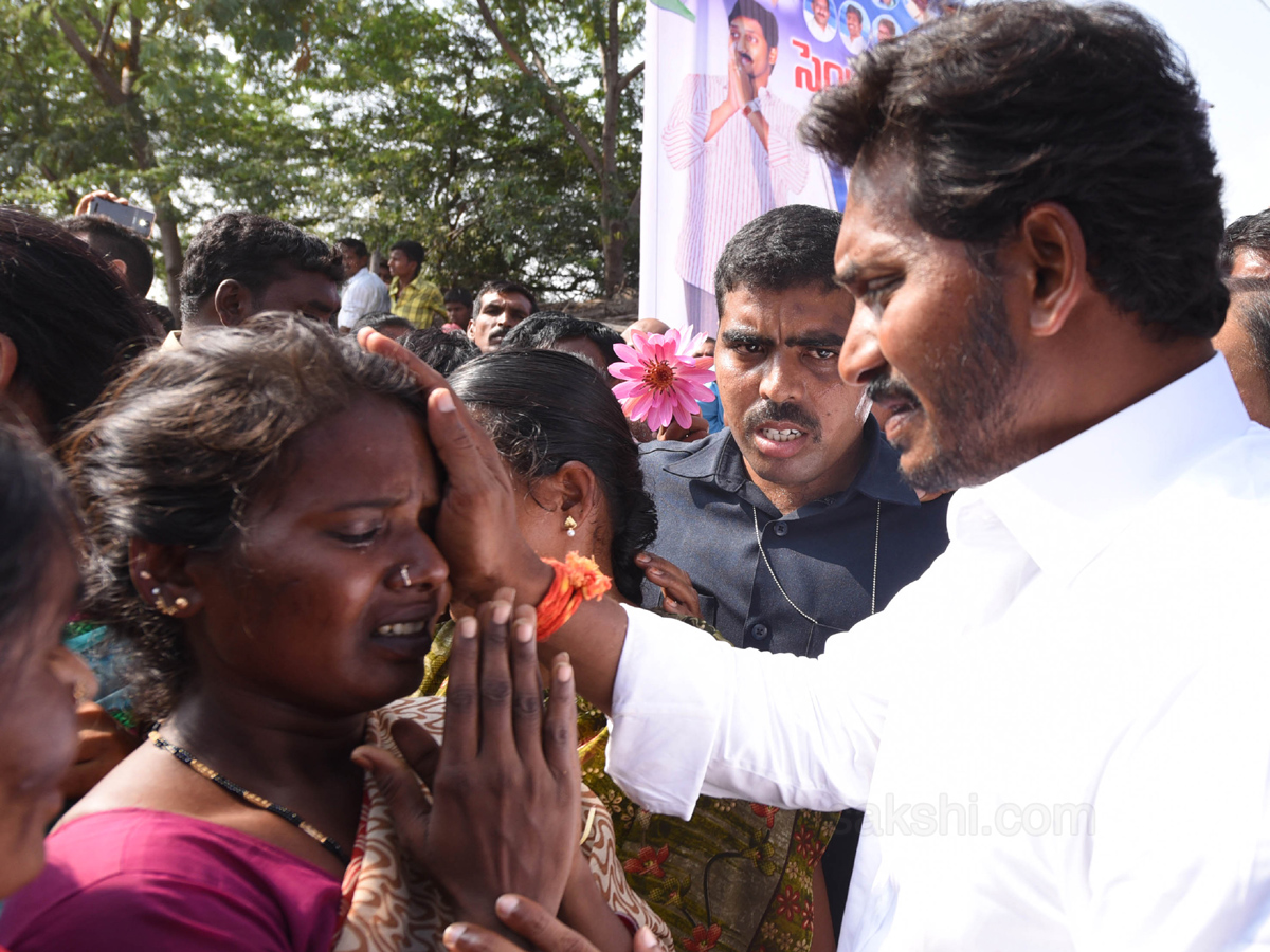 YS Jagan Mohan Reddy Emotional Photos In Praja Sankalpa Yatra - Sakshi8