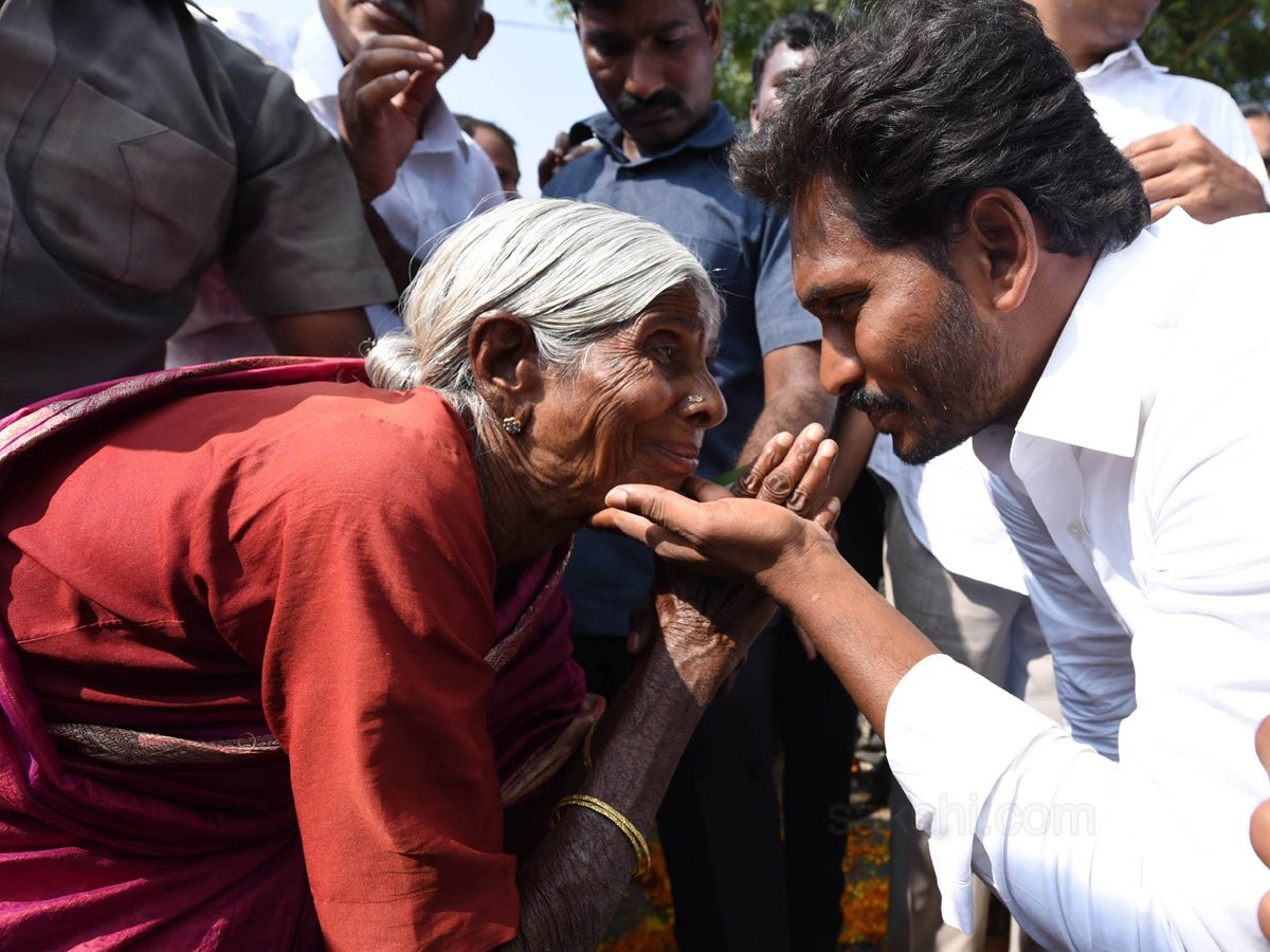 YS Jagan Mohan Reddy Emotional Photos In Praja Sankalpa Yatra - Sakshi1