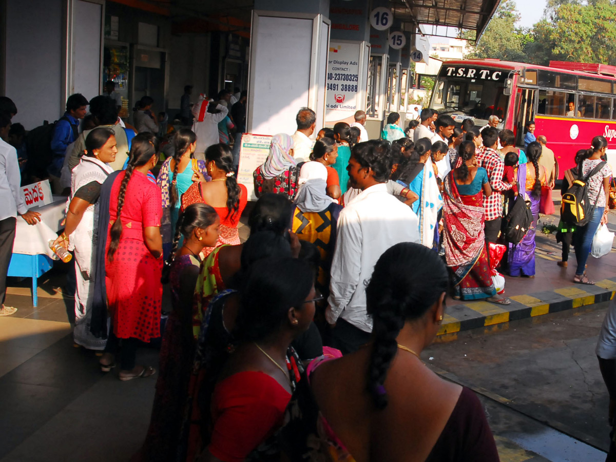 Sankranti Festival Rush Chokes Secunderabad Railway Photo Gallery - Sakshi17