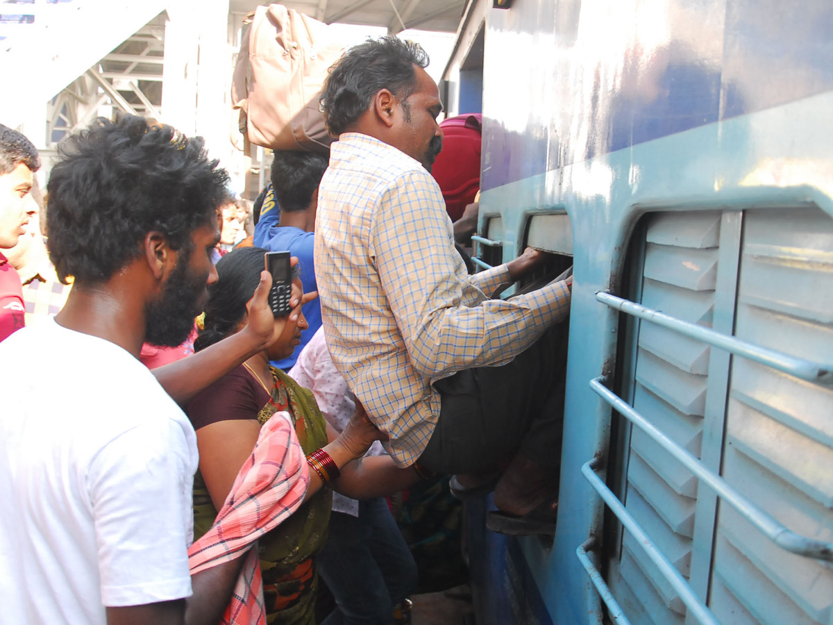 Sankranti Festival Rush Chokes Secunderabad Railway Photo Gallery - Sakshi7