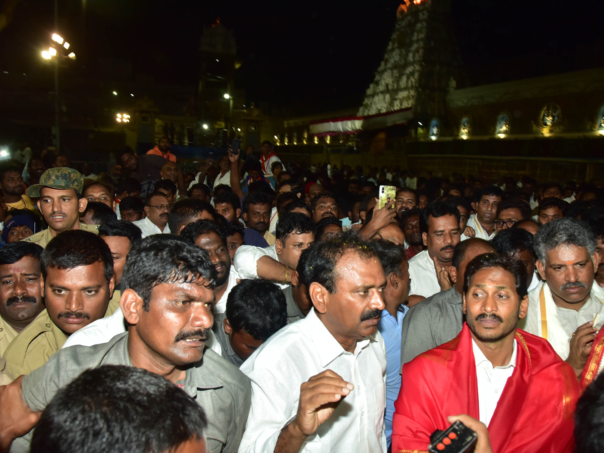 YS Jagan Mohan Reddy in Tirumala Photo Gallery - Sakshi3