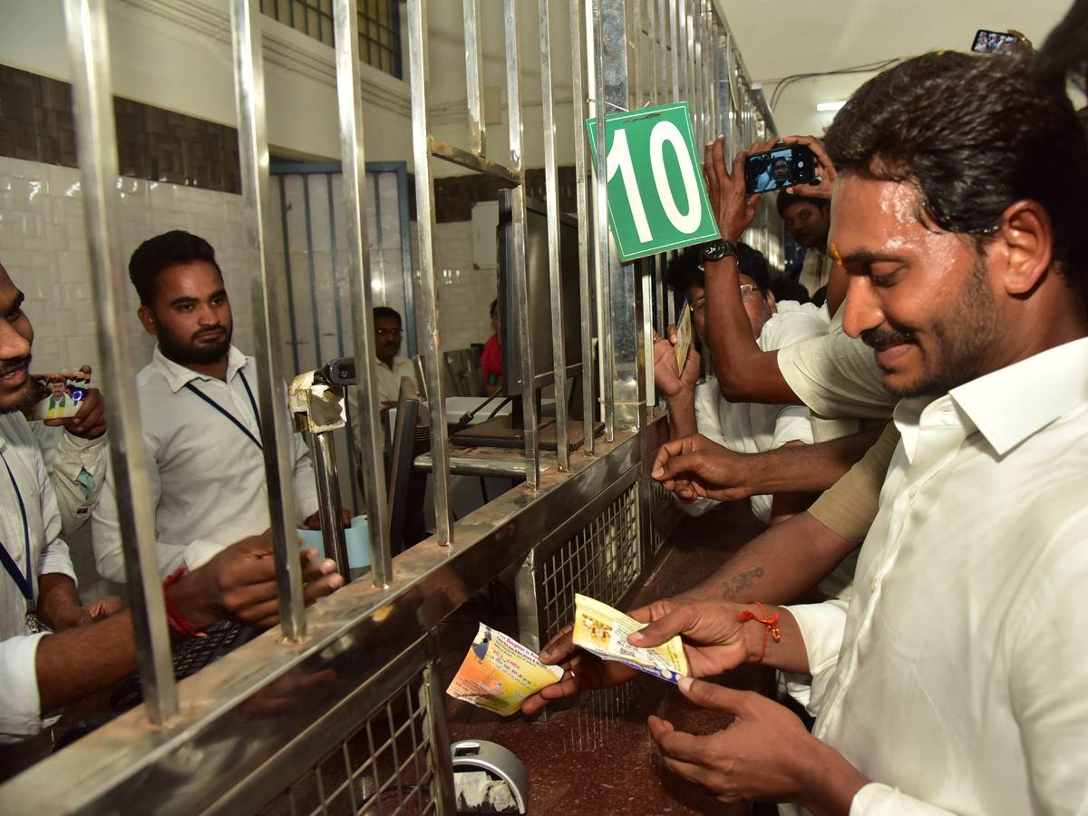 YS Jagan Mohan Reddy in Tirumala Photo Gallery - Sakshi5