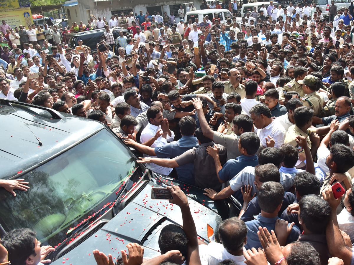 YS Jagan Mohan Reddy in Tirumala Photo Gallery - Sakshi7