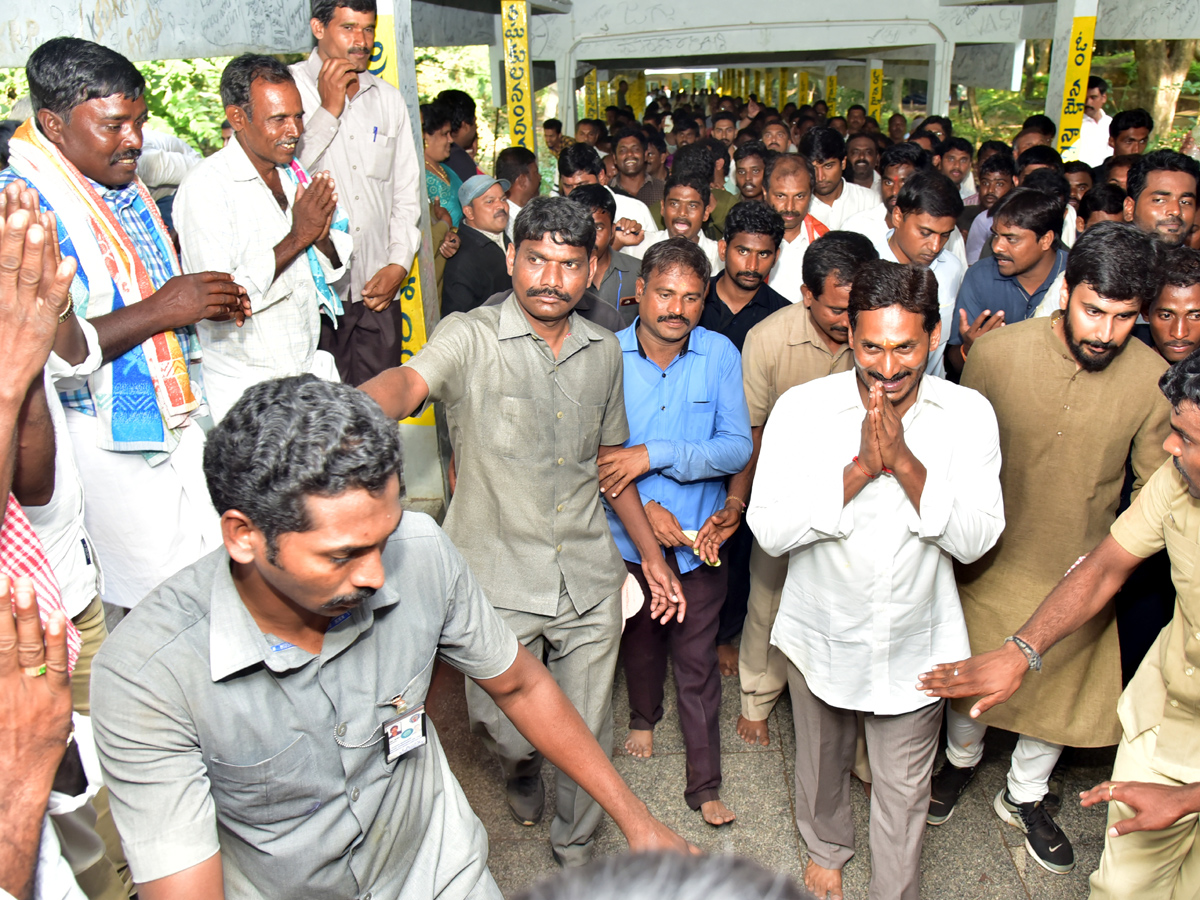 YS Jagan Mohan Reddy in Tirumala Photo Gallery - Sakshi15