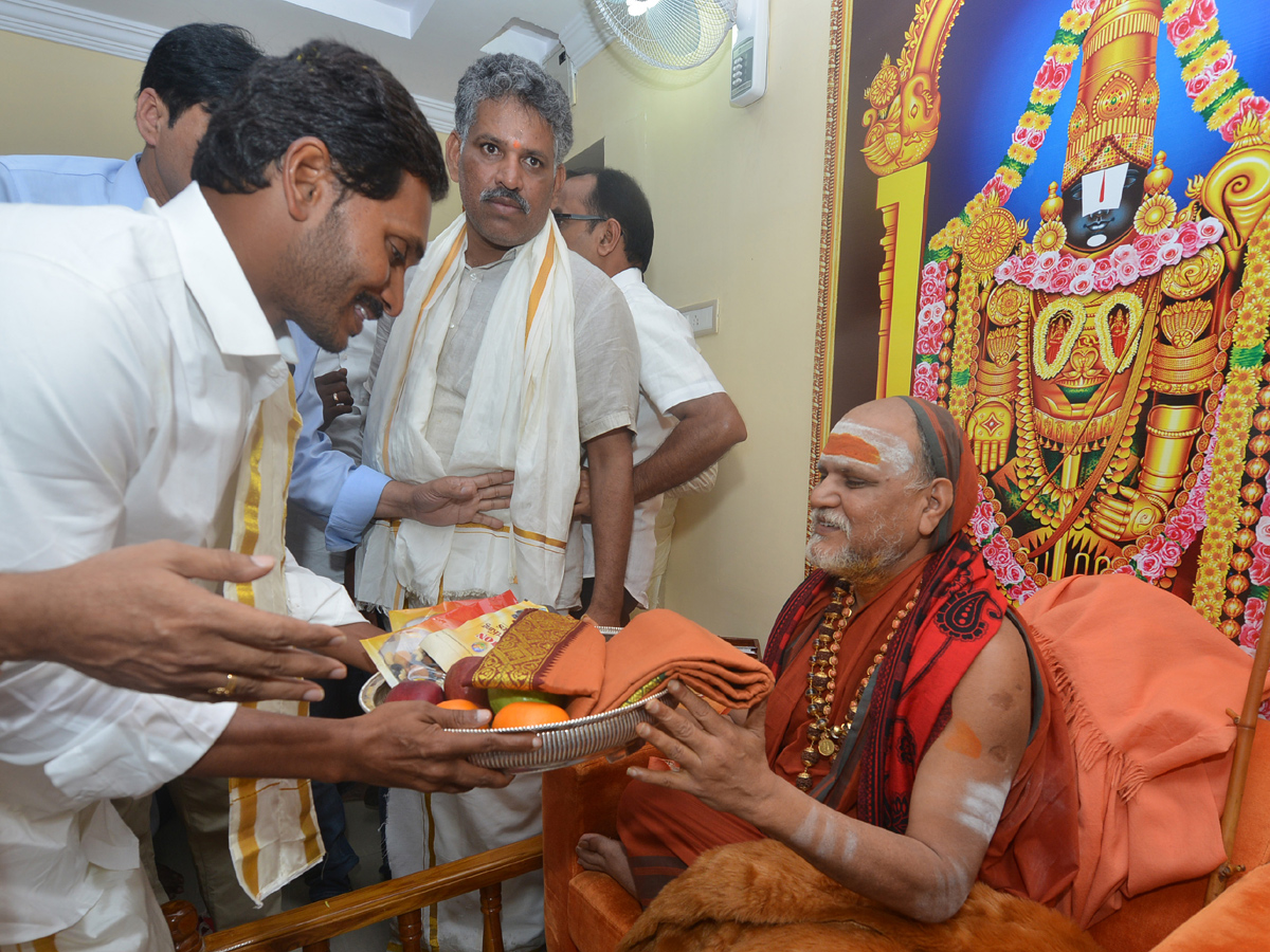 YS Jagan Mohan Reddy in Tirumala Photo Gallery - Sakshi18