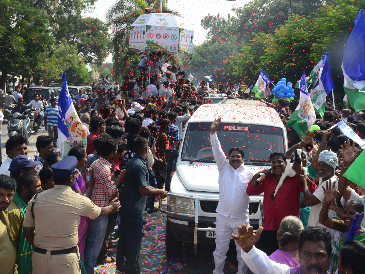 YS Jagan Mohan Reddy in Tirumala Photo Gallery - Sakshi27