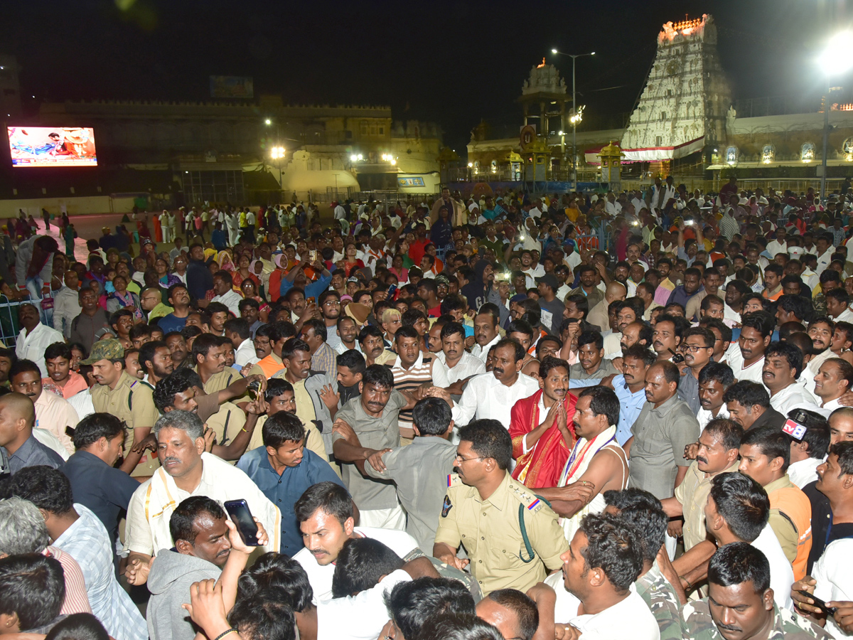 YS Jagan Mohan Reddy in Tirumala Photo Gallery - Sakshi1