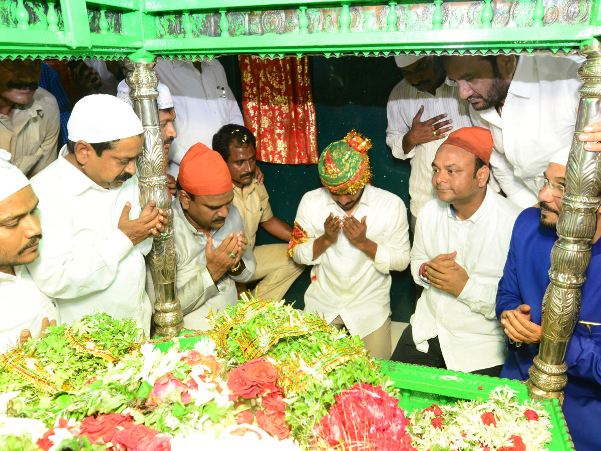 Ys jagan Prayers Ameen Peer Dargah at Kadapa - Sakshi1