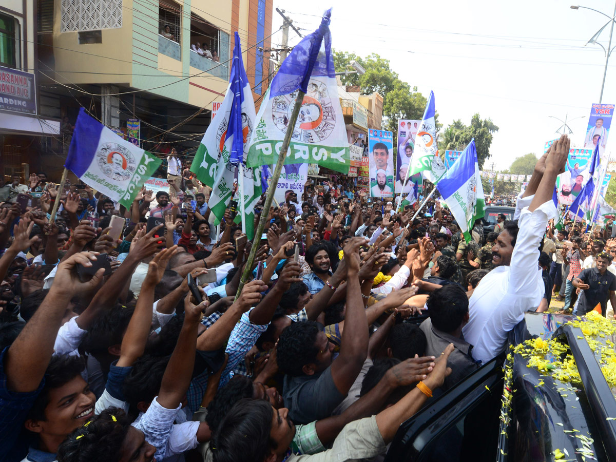 Ys jagan Prayers Ameen Peer Dargah at Kadapa - Sakshi11