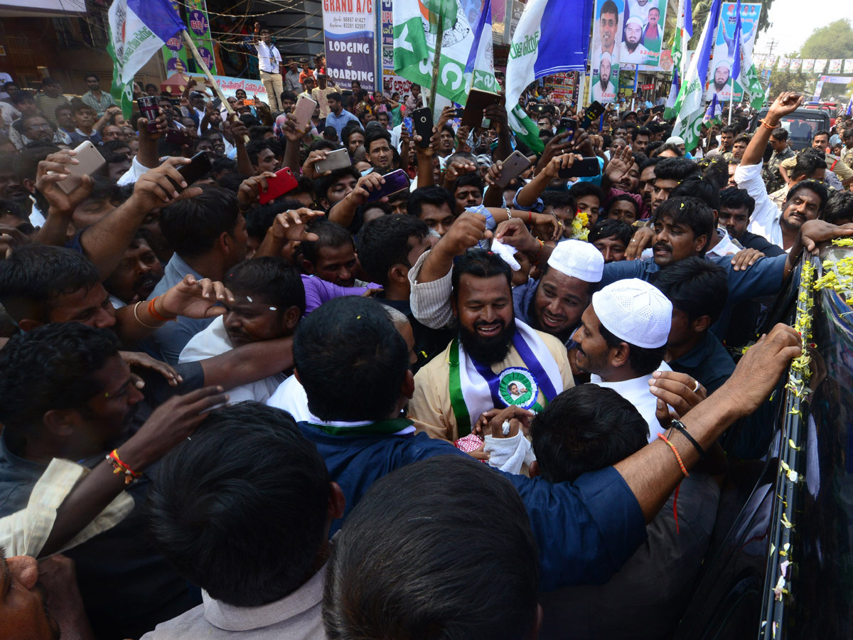 Ys jagan Prayers Ameen Peer Dargah at Kadapa - Sakshi12