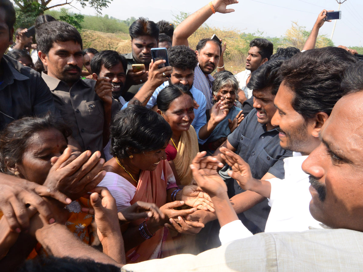 Ys jagan Prayers Ameen Peer Dargah at Kadapa - Sakshi16