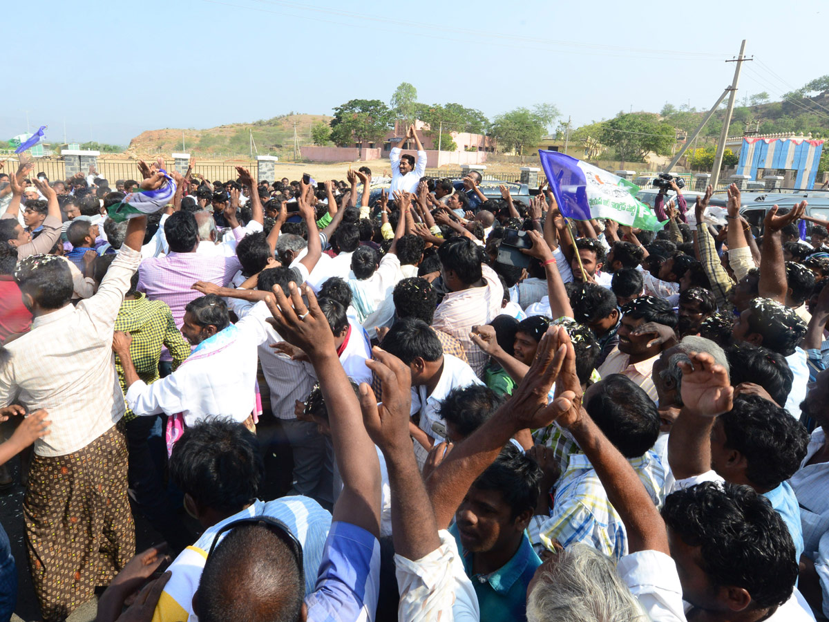 Ys jagan Prayers Ameen Peer Dargah at Kadapa - Sakshi19