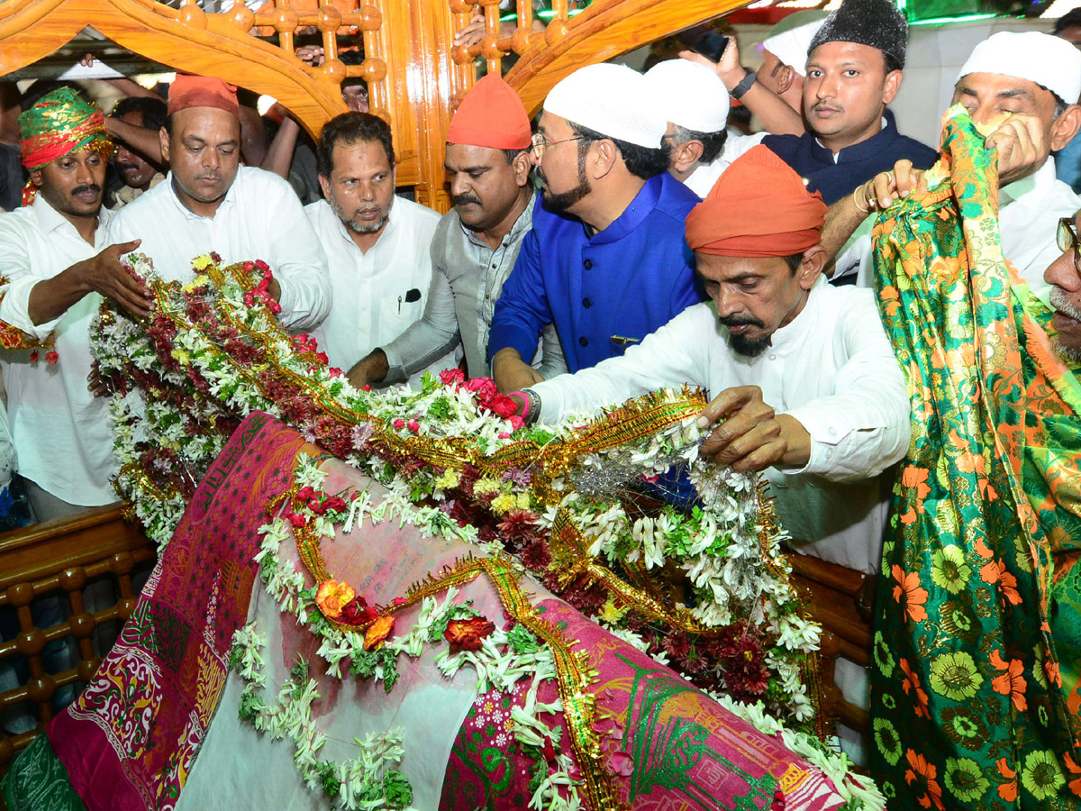 Ys jagan Prayers Ameen Peer Dargah at Kadapa - Sakshi2