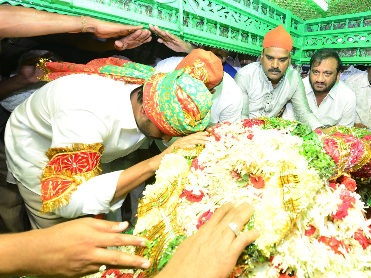 Ys jagan Prayers Ameen Peer Dargah at Kadapa - Sakshi3