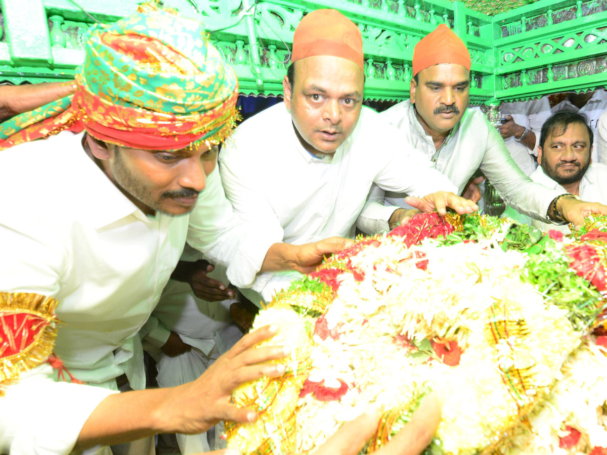 Ys jagan Prayers Ameen Peer Dargah at Kadapa - Sakshi4