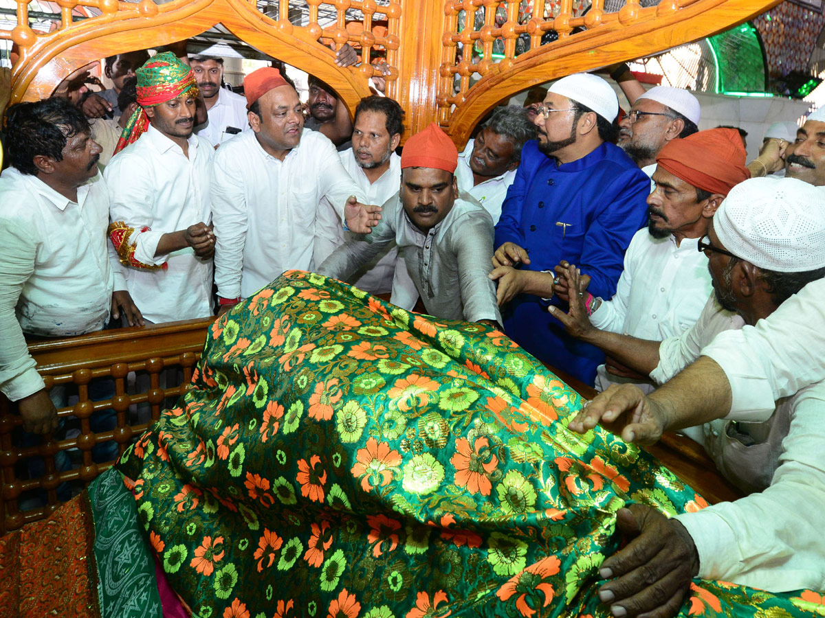 Ys jagan Prayers Ameen Peer Dargah at Kadapa - Sakshi5