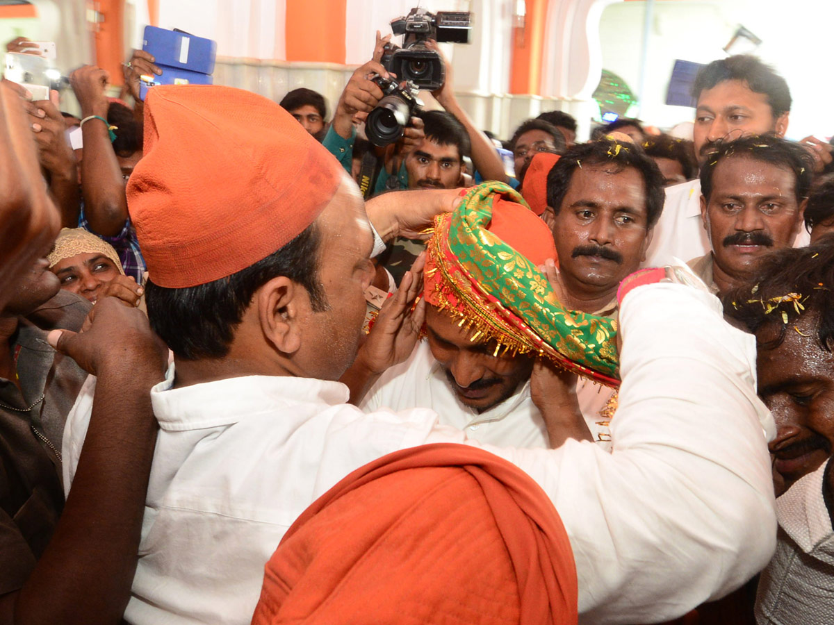 Ys jagan Prayers Ameen Peer Dargah at Kadapa - Sakshi6