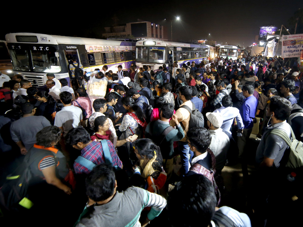 Heavy Rush in Secunderabad Railway Photo Gallery - Sakshi11