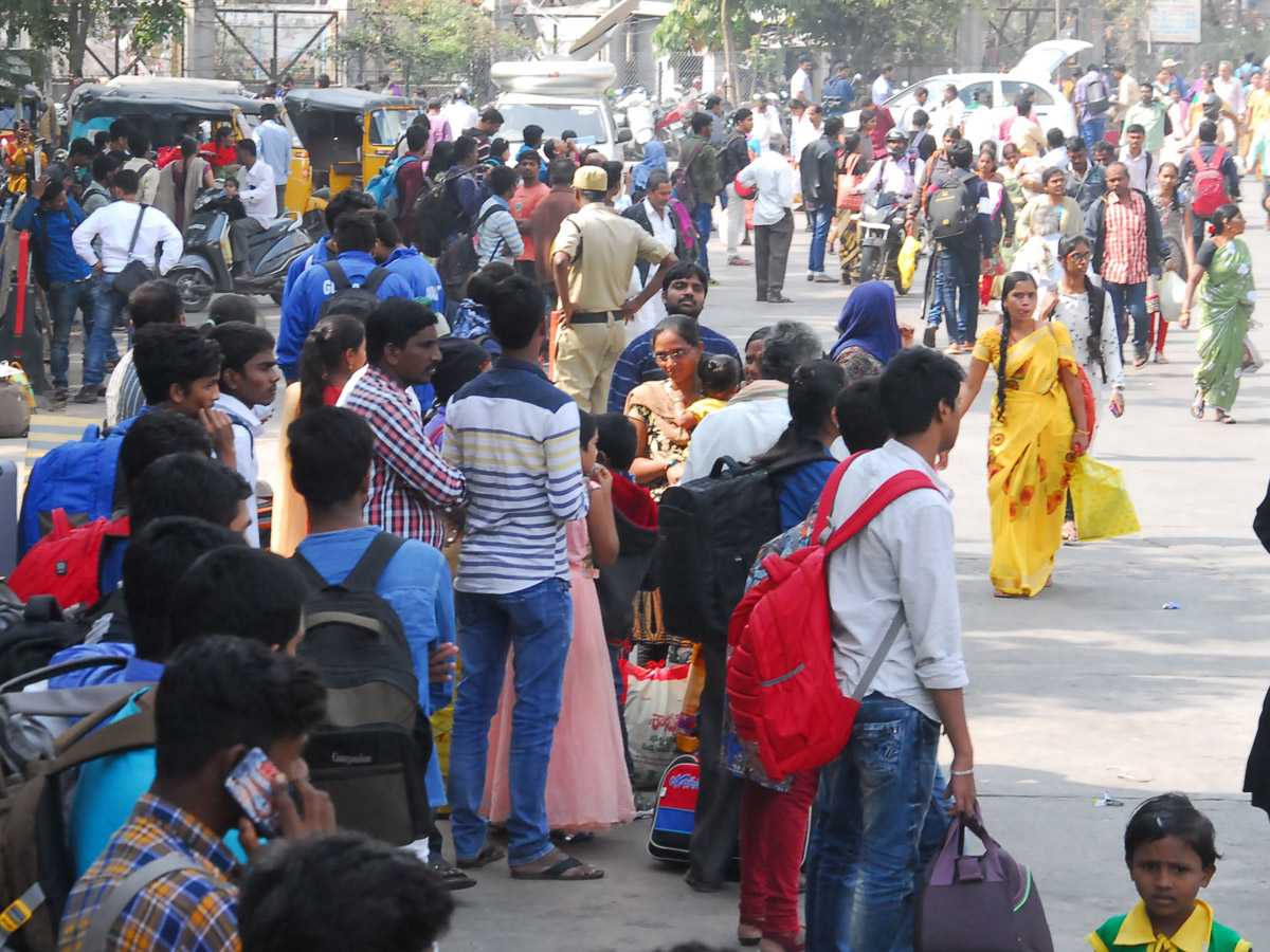 Heavy Rush in Secunderabad Railway Photo Gallery - Sakshi13