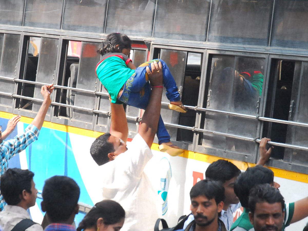 Heavy Rush in Secunderabad Railway Photo Gallery - Sakshi15