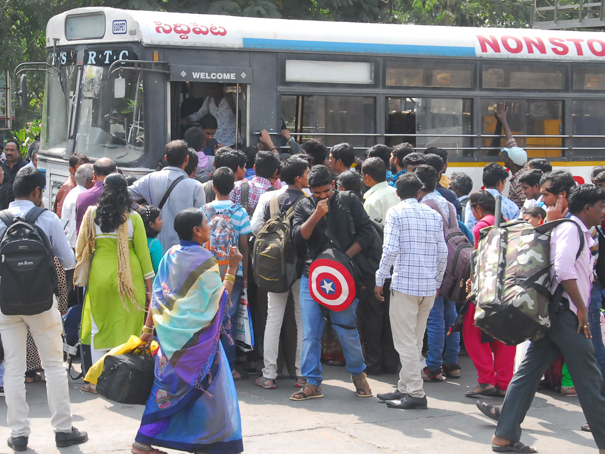 Heavy Rush in Secunderabad Railway Photo Gallery - Sakshi17