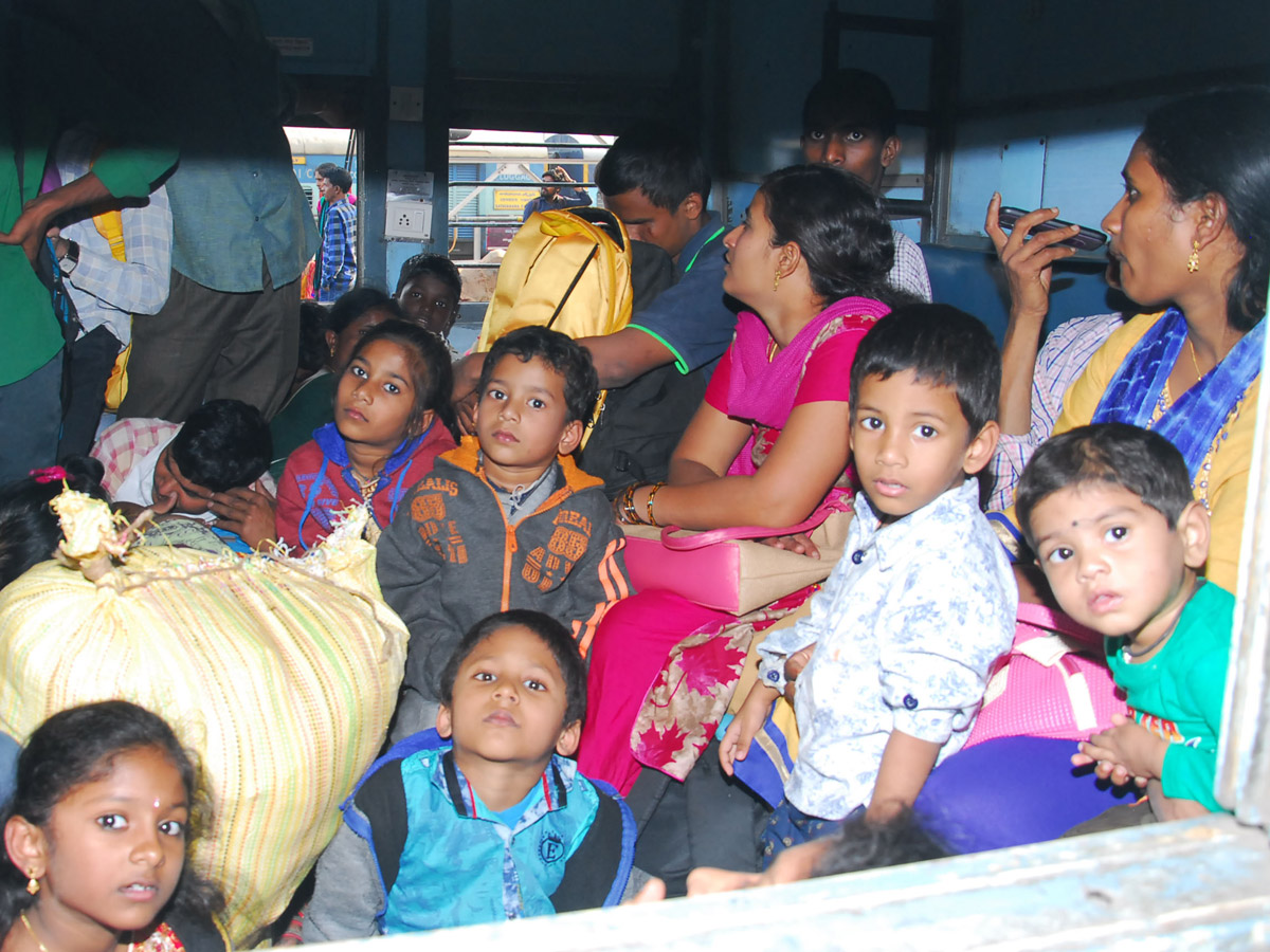 Heavy Rush in Secunderabad Railway Photo Gallery - Sakshi18