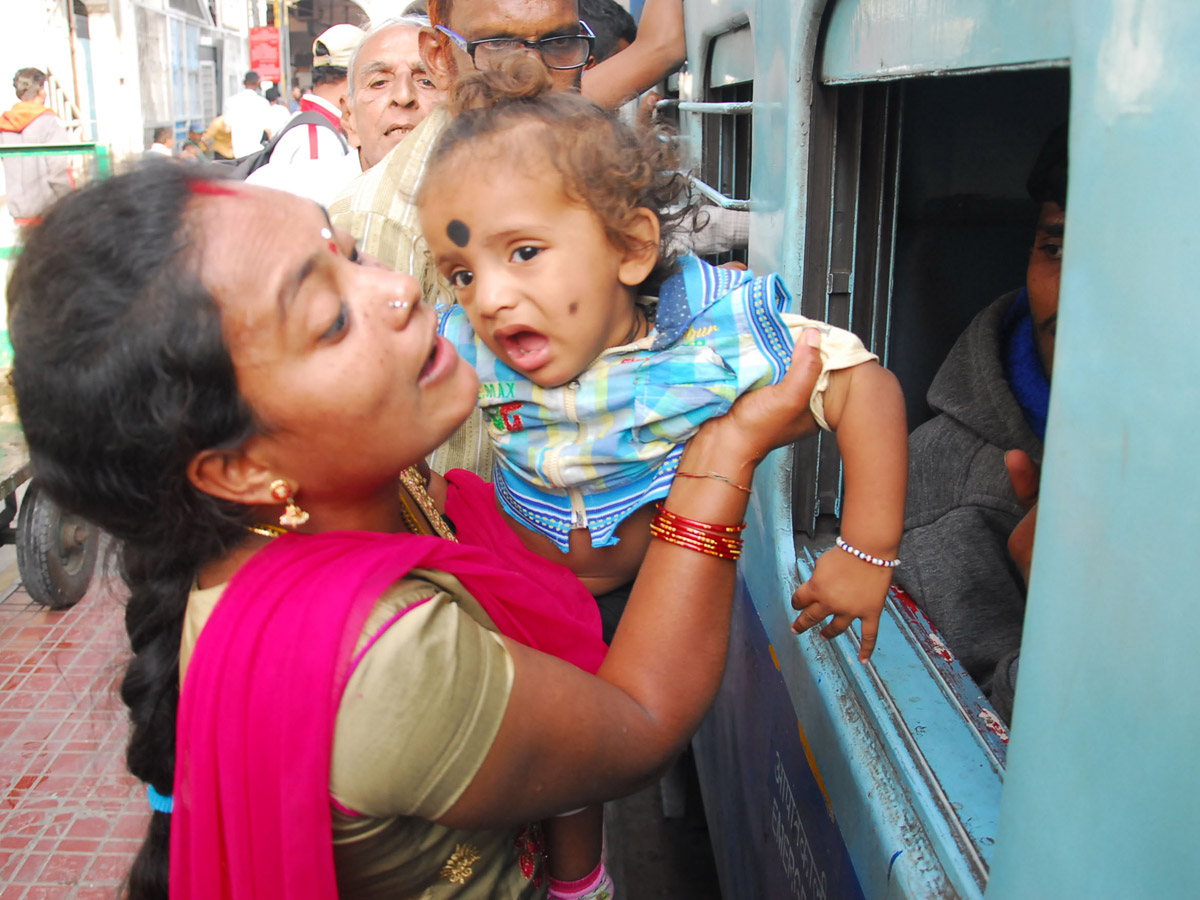 Heavy Rush in Secunderabad Railway Photo Gallery - Sakshi19