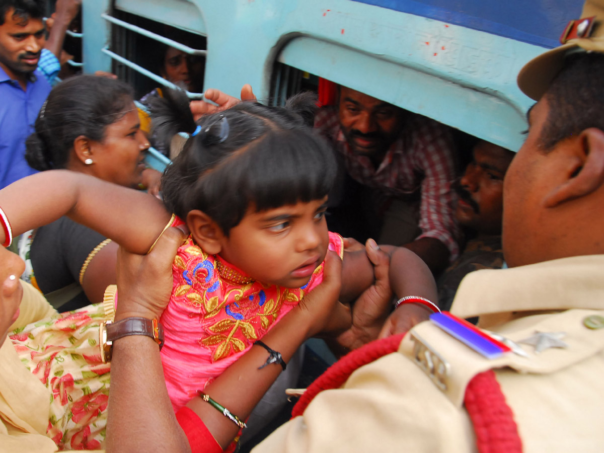 Heavy Rush in Secunderabad Railway Photo Gallery - Sakshi20