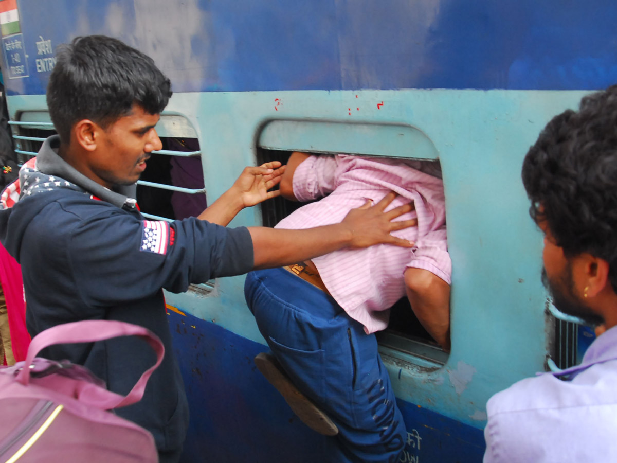 Heavy Rush in Secunderabad Railway Photo Gallery - Sakshi21