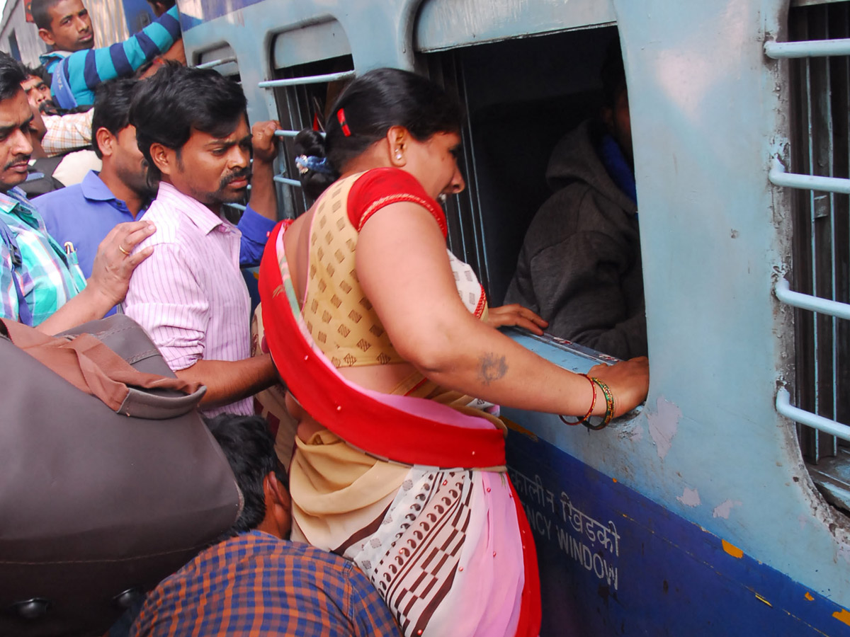 Heavy Rush in Secunderabad Railway Photo Gallery - Sakshi22