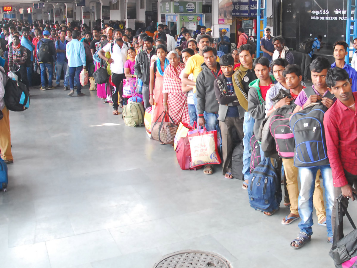 Heavy Rush in Secunderabad Railway Photo Gallery - Sakshi27