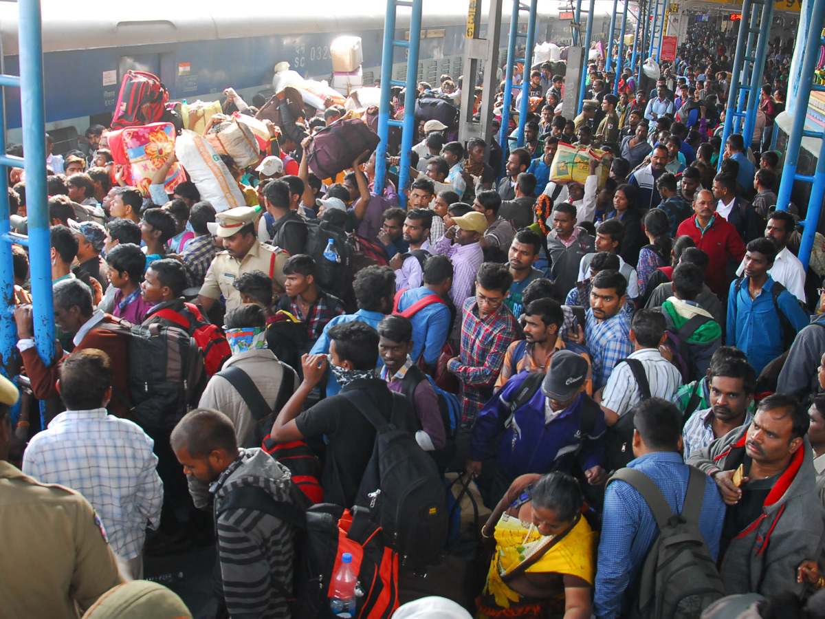 Heavy Rush in Secunderabad Railway Photo Gallery - Sakshi3