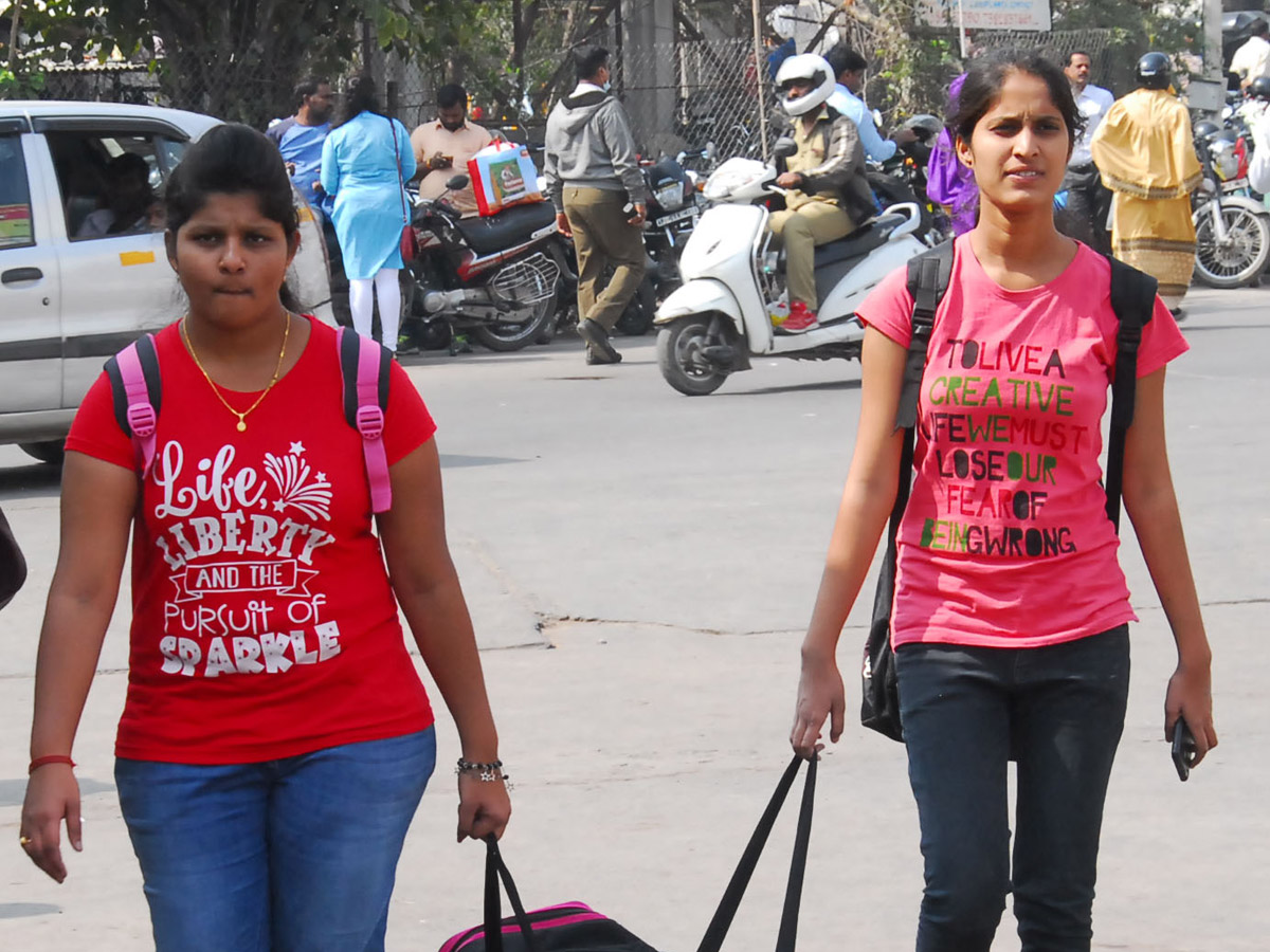 Heavy Rush in Secunderabad Railway Photo Gallery - Sakshi32